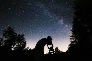 initiation à l'astronomie pendant vos vacances en Cévennes au télescope village de gîtes Ravel