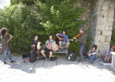 Musicien dans la rue festival trad boulegan a l'ostal