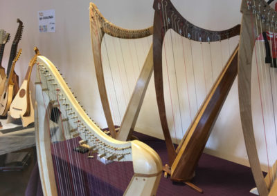 Exposition des harpes boulegan a l'ostal