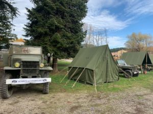 jeep et tente verte militaire