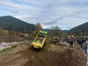 Camion 4x4 trial jaune 4x4 en Cévennes