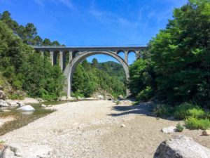 Plage sous le pont des Abarines