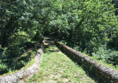 Pont au dessus d'un ruisseau à Soudorgues